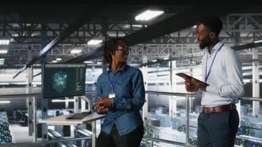 Mühendisler yazılım güncellemelerini tamamlamak için veri merkezi endüstriyel platformunda birlikte çalışıyorlar. Sunucu merkezi meslektaşları beyin fırtınası yapıyor, sunucu sondaj ayarları inceliyor, kamera B