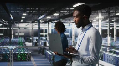 Sunucu merkezi IT profesyonel depolama dizilerini yöneterek derin öğrenme eğitimi çalışmalarını destekliyor. Endüstriyel platformdaki mühendis yapay zeka işleme görevleriyle ilgilenen sunucular üzerinde bakım yapıyor, kamera A