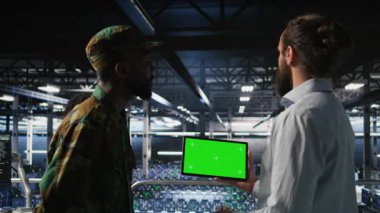 Veri merkezindeki askeri teknisyenler sistemleri izlemek için yeşil ekran model tableti kullanıyorlar. Ordu operatörleri sunucu odasında kroma anahtar cihazı kullanarak istikrarlı bir altyapı sağlıyorlar. Kamera A