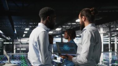 Sunucu çiftliği iş arkadaşları altyapı yapay zeka makinesini otomatik öğreniyor. Veri Merkezi bilgisayar bilimcileri sunucuları yapay zeka ve kamera A kullanarak korumak için işbirliği yapıyorlar.