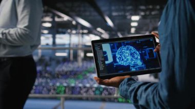 Sunucu çiftlik yönetimini altyapı yapay zeka öğrenme otomatikleştirmesi için tablet kullanarak kapat. Veri merkezi yazılım geliştiricisi yapay zeka kullanarak bakım yapıyor, kamera A