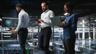 Veri merkezi sistem yöneticileri en iyi performansı sağlamak için dizüstü bilgisayarda bakım görevleri yapıyorlar. Bilgi işlem uzmanları tanıları gözden geçirmek ve sunucu merkezi dişli kamera A 'ya yama uygulamak için işbirliği yapıyorlar.