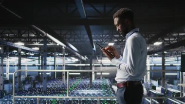 Veri merkezi mühendisi en iyi performansı sağlamak için sistemler üzerinde bakım görevleri yapıyor. Bilgi İşlem uzmanı tanıları gözden geçiriyor ve sunucu merkezine yama uyguluyor. Dengeyi ve kamera A 'yı geliştiriyor.