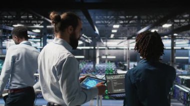 Veri merkezi sistem yöneticileri yapay zeka için kullanılan süper bilgisayarlarda bakım yapıyorlar. Mühendislik ekibi derin öğrenme eğitimi için kullanılan sunucu merkezi platformlarını yönetiyor, kamera A