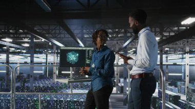 Mühendisler yazılım güncellemelerini tamamlamak için veri merkezi endüstriyel platformunda birlikte çalışıyorlar. Sunucu merkezi iş arkadaşları beyin fırtınası yapıyor, sunucu ayarlarını inceliyor, kamera A