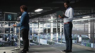 Veri merkezindeki sistem yöneticileri sinirsel ağ LLM görüntülemesini izlemek için dizüstü bilgisayar kullanıyorlar. Sunucu merkezi iş arkadaşları donanımları denetliyor makine öğrenme süreçleri, kamera A