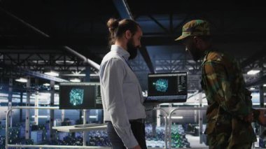 Askeri operatör ve ordu veri merkezinde bilişim uzmanı özerk savunma sistemlerini yönetmek için yapay zeka kullanıyor. Asker ve programcı, stratejik tehdit tespiti için yapay zeka kullanıyor. Kamera A