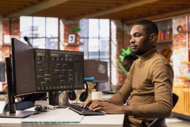 Uygulamalar oluşturmak için yenilikçi başlangıç ofisinde bilgisayar ve programlama dillerini kullanan bilişim mühendisi. Yazılım geliştirme ajansı çalışanı bilgisayarda hata ayıklama ve şifreyi optimize etme