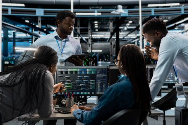 Yapay zeka veri merkezinde programlanan sistem yöneticileri makine öğrenme eğitiminde kullanılan gelişmiş ekipmanlara ev sahipliği yapıyor. Sunucu merkezi çalışanları yapay zeka sistemlerini geliştirmek için PC üzerinde kod çalıştırıyor