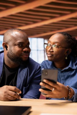 Uzak bir atölye için bir video konferansına katılan Afrikalı Amerikalılar etkin bir çevrimiçi kurs ve işbirliği için dijital bağlantılarını sürdürüyorlar. Sanal çağrı webinar.