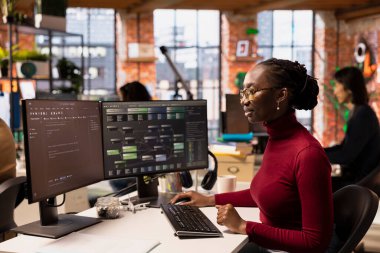 Başlangıçta bilgisayar bilimci farklı yazılım dillerinde uygulamalar tasarlıyor, kodluyor ve tasarlıyor. Kod testi ve kalite güvencesi yapan Afrikalı Amerikalı kadın.