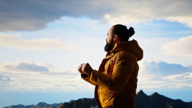 Muzaffer maceracı dağın tepesinde kutluyor ve huzur dolu yalnızlığı ve nefes kesici manzaraları kucaklayarak dans ediyor. Doğa aşığı görkemli vahşi doğayı ve hırsı sever. Kamera B.