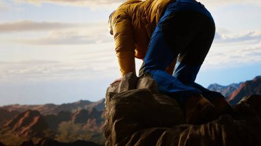 Akıllı telefonuyla dikkati dağların tepesine dağılan dikkatsiz dağcı internetteki kalma takıntısı yüzünden beceriksiz gezgin telefonunu düşürüyor. Aptal bir yürüyüş. Kamera B.