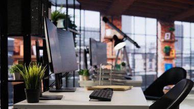 Bilgisayarlı boş başlangıç ofisi şirketler için ölçeklenebilir çözümler üreten programcılar tarafından kullanılacak. AI endüstri başlangıç çalışma alanı kaldıraç makinası öğrenme teknolojisi