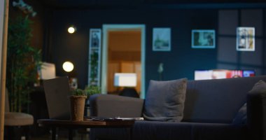 Modern dekorasyonları ve neon ışıkları olan çağdaş stüdyo, rahat bir yaşam alanı, akıllı bir televizyon ve rahat bir ortam yaratıyor. Moda mobilyaları olan boş bir daire..