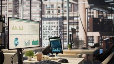 Örgütsel etkinlik verimliliğinde kullanılan boş çalışma odaları, lüks şehir merkezleri olan bir şirkete hizmet etmek için gelişmiş teknoloji aletleri. Şirket kültürü.