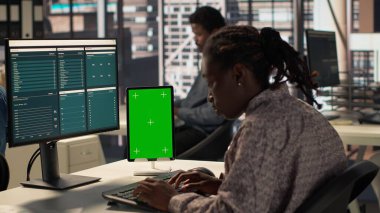 Masadaki işletme müdürü model ekrana bakıyor ve şirket amaçları için görevleri çözüyor. Başarılı kurumsal sonuçlar elde etmek için performans hedefleri için mücadele etmek. Kamera A.