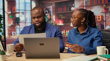 Gençler, bir şey almadan ya da ödemeden önce mali bakiyeyi kontrol etmek için kredi kartı kullanıyorlar. Afrikalı Amerikalı çift internet üzerinden alışveriş yapıyor. Kamera A.