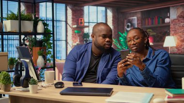 Modern ev işlerinde üretkenlik ve stratejik planlama üzerine odaklanan bağımsız bir proje üzerinde birlikte çalışan Afrikalı Amerikalı bir çift. Erkek ve kadın ayrı günlük işleri çözüyor. Kamera A.