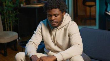 Afrika kökenli Amerikalı uzaktan kumandalı bir işçi gece geç saatlerde evinde oturuyor ve sorunları çok düşünüyor. Son teslim tarihinden önce iş projesini bitirmek için çabalayan genç bir adam, çözümler buluyor. Kamera B.