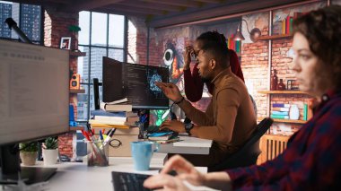 Girişim personeli, teknik sorunları tespit etmek ve hataları düzeltmek için kod incelemesi yapmak üzere bir araya geldi. Yapay zeka şirketinin iş arkadaşları beyin fırtınası yapıyor, kodları optimize ediyor, kamera A