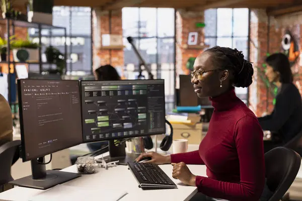 Başlangıçta bilgisayar bilimci farklı yazılım dillerinde uygulamalar tasarlıyor, kodluyor ve tasarlıyor. Kod testi ve kalite güvencesi yapan Afrikalı Amerikalı kadın.