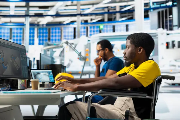 Engelli işçiler güneş pilleri tasarlama, hata ayıklama ve arızaları düzeltme üzerine fotovoltaik fabrikasında çalışıyorlar. Tekerlekli sandalye kullanıcısı elektrik santralinde işlevsel güvenilirlik sağlıyor.