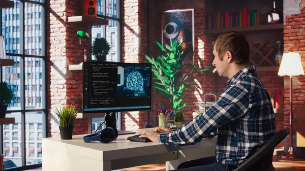 Yönetici, kendi kendini öğrenme algoritmalarıyla insan beynini simüle eden yapay zeka hesaplamaları için merkez ofisteki bilgisayarı kullanıyor. Masaüstü bilgisayarı, kamera A 'da yapay zeka ile çalışan çalışanlar.