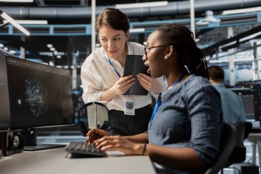 Veri merkezi teknisyenleri, bilgisayar ekranındaki görselleştirmeye bakarak ekipman performans sorunlarını belirliyor. Sunucu merkezi çalışma arkadaşı donanım arızalarını azaltmak için veri analiz grafiğine bakın