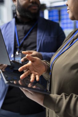 Teftiş ekibi yenilenebilir enerji santralinin denetimini koordine ederek üretim süreci ve güneş teknolojisi gelişimindeki işbirliğini vurguluyor. Sanayi operasyonları.