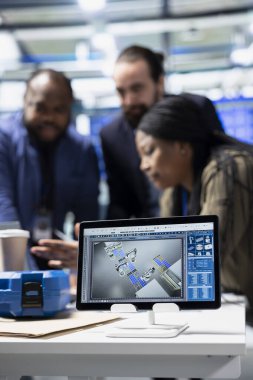 Çeşitli danışman grupları güneş paneli performansı üzerinde inceleme yapan mühendisler, temiz bir alternatif enerji fabrikasında kurumsal gözetim ve kalite kontrolünün birleştirilmesi.