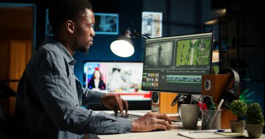 Afrikalı Amerikalı videograf evde film çekimleri düzenliyor, post prodüksiyon sahneleri için serbest kontrat yapıyor. Beyaz dengesi ve renk derecelendirme düzenleyici, bilgisayar yazılımı. Kamera A.