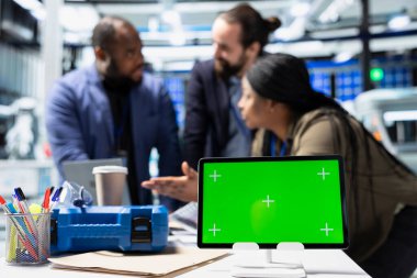 Bir güneş enerjisi santralinde kopyalama alanı ile çalışan çok ırklı teknisyen grubu, sistemleri geliştirme ve teknik gelişim için stratejik planlamayı vurgulama fikirlerini paylaşıyor.