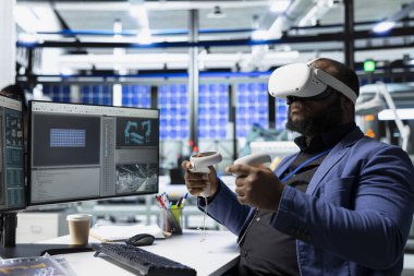 Güneş panelleri fabrika mühendisi güneş enerjisi otomasyonunu geliştirmek için VR kulaklık kullanıyor, çevre dostu. Fotovoltaik üretim fabrikası uzmanı sanal gerçeklik ekipmanı kullanıyor, yüksek teknoloji.