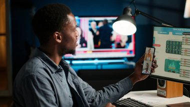 Muhasebe personeliyle iş için yatırım stratejisi oluşturmak amacıyla ekonomik durumu paylaşmak için video görüşmesinde hukuki uzman toplantısı. Uzman, büyümeyle ilgili analistlerle fikir alışverişinde bulunuyor. Kamera B.