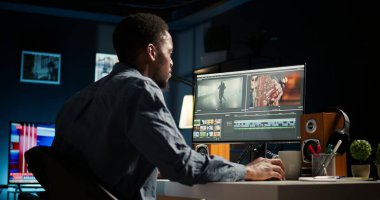 Görüntüleri düzenlemek için renk düzeltme ve hareket grafikleri üzerinde çalışan video yapımcısı evdeki boyama yazılımlarıyla ilgili montaj videoları düzenliyor. Araç çubuğu panellerindeki içerik düzenleyici klipleri. Kamera A.