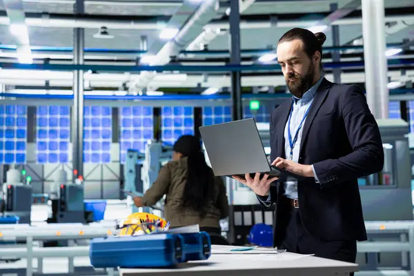 Resmi kıyafet mühendisi fabrika iş akışını değerlendiriyor, iş uzmanlığı ve güneş teknolojisi endüstrisindeki endüstriyel verimliliği birleştiriyor. Temiz enerji ve yenilik.