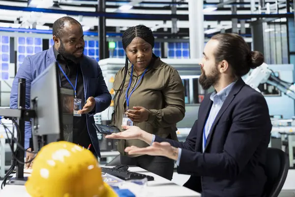 Profesyonel danışman mühendisler grubu güneş santralindeki üretim sürecini değerlendirir ve her faaliyetin yenilenebilir enerji hedeflerini ve verimli endüstriyel operasyonları desteklemesini sağlar..