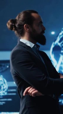 Dikey Video Erkek Girişimcisi, derin öğrenim için yapay zeka beyin sisteminin uygulanması, sinirsel ağların ve sibernetiğin büyüme için kullanılması üzerinde çalışır. Akıllı teknoloji ve algoritmik düşünce kullanarak. Kamera.