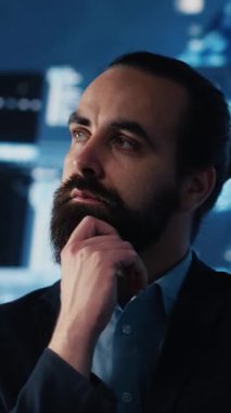 Dikey Video Bilişim uzmanı, derin öğrenme ve algoritmik düşünme için dijital yapay zeka sinir ağları ile etkileşime geçerek, akıllı teknolojik yenilik ve gelecekteki gelişim stratejisini bilimle güvence altına alıyor. Kamera.