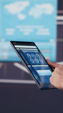 Dikey Video Durdurulamaz girişimci başarılı işiyle kendinden emin, verimli performans ölçümlerine ve sezgilerine bakıyor. Şirket mirası ve yetkilendirme hakkında gurur duymak