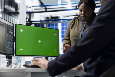 Solar Tech iş gücü bilgisayar kontrollerini modellemenin yanında gözden geçirir, temiz akıllı enerji üretimini ve üretim sürecinin evrimini destekler. Fabrikada sürdürülebilir çözümler üzerinde çalışıyorum..