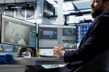 Profesyonel iş danışmanı güneş enerjisi üretim hattını analiz ederek endüstriyel uzmanlık ve fotovoltaik yenilenebilir enerji alanındaki sürdürülebilir zekanın entegrasyonunu vurguluyor.