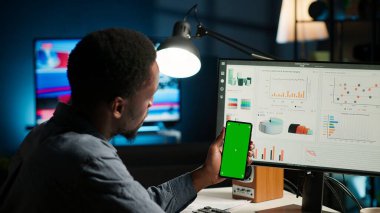 Finans müdürü krom anahtar ekranlı bilgisayar üzerinde muhasebe işi yapıyor. Ev ortamında yasal analiz için harcamaları inceliyor. Afrika kökenli Amerikalı danışman aylık maliyetleri düşürmeye çalışıyor. Kamera B.