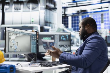 Siyah bina müteahhitleri, güneş teknolojisi sistemlerini dosya ve bilgisayar üzerinden inceleyerek montaj ve üretim hattını destekliyor. Yeşil teknoloji için sürdürülebilir çözümlere sahip modern enerji sistemleri.