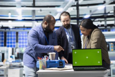 İş arkadaşları, güneş santralinde modelleme gösterisiyle çözümler üreterek işbirliği ve kurumsal sorumluluk yoluyla endüstriyel hedefleri ilerlettiler. Mühendislerden oluşan bir ekip anlayışı paylaşıyor.