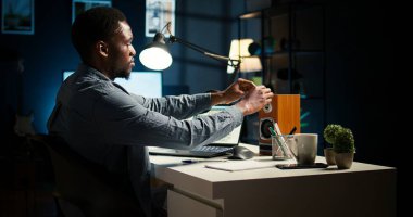 Bağımsız serbest çalışan, projeyi hatırlatmak ve gözden geçirmek, el yazısıyla notlar yazmak ve uzak görevlerini hatırlamak için yapışkan notlar yerleştirmek için bir post oluşturur. Makaleleri araştırıyorum. Kamera A.