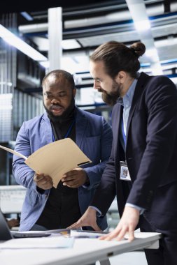 Çeşitli mühendislerden oluşan bir ekip, sürdürülebilir kalkınma üzerine yoğunlaşarak, modern bir endüstriyel fabrikada güneş enerjisi performansını değerlendiriyor. Sürdürülebilirlik için yenilenebilir güç.