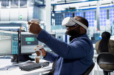 Güneş panelleri fabrika mühendisi güneş enerjisi otomasyonunu geliştirmek için VR kulaklık kullanıyor, çevre dostu. Fotovoltaik üretim fabrikası uzmanı sanal gerçeklik ekipmanı kullanıyor, yüksek teknoloji.