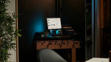 Konforlu çatı katı tarzı aydınlık bir daire ve modern bir ofis. Alanda ahşap mobilyalar, dekoratif bitkiler ve işlevsel çalışma alanıyla şık iç tasarımı birleştiren bir televizyon bulunuyor..